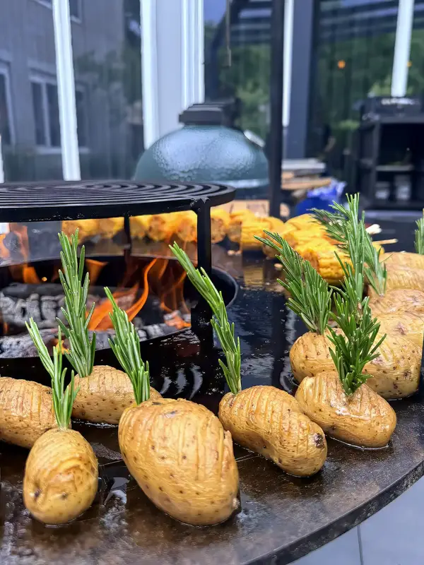Groenten worden tijdens live cooking op een OFYR bereid