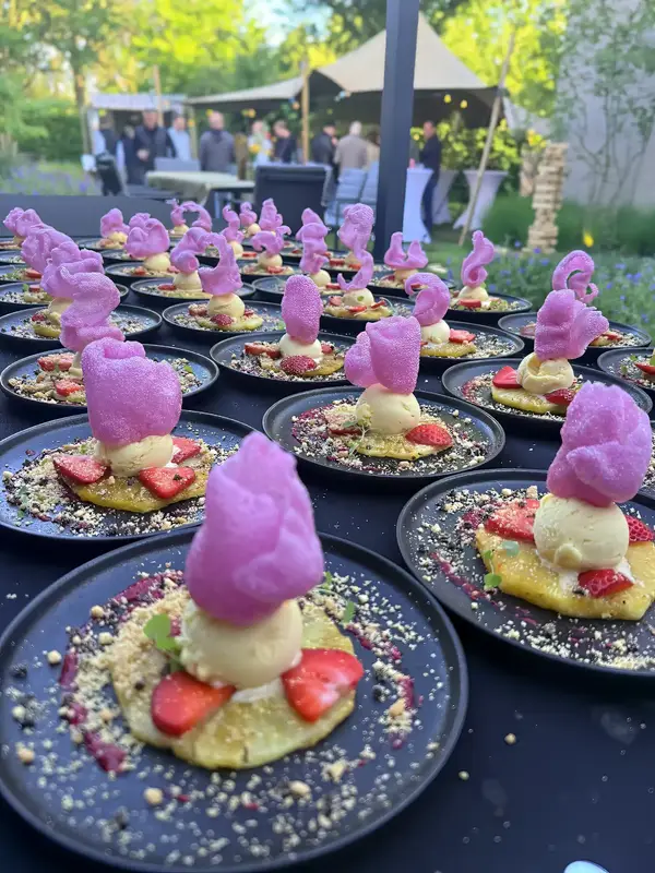 Speels gepresenteerde barbecuegerechten van Jeff's Catering op locatie