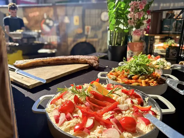 Verse salades en bijgerechten bij een barbecuebuffet op locatie