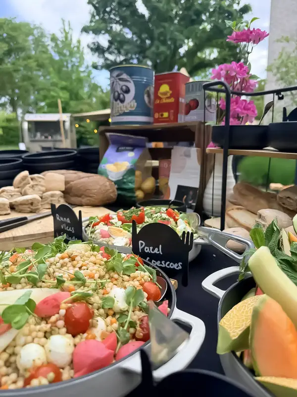 Kleurrijke huisgemaakte salades voor barbecue catering op locatie
