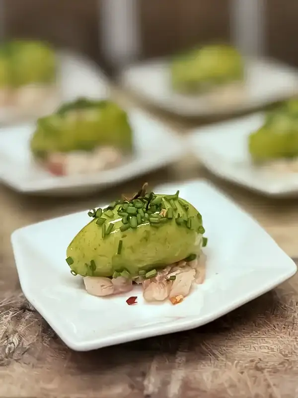Luxe avocado-amuse als koud borrelhapje op locatie