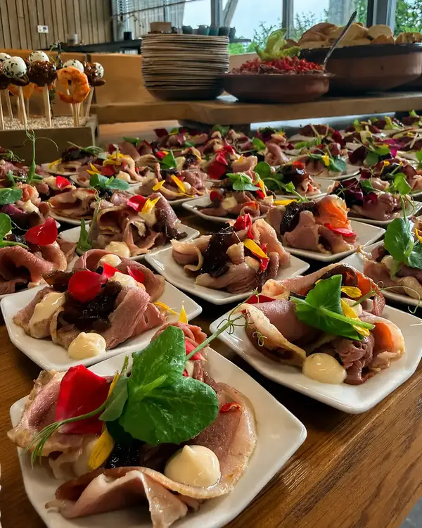 Luxe borrelhapjes met eend, groenten en verse garnering