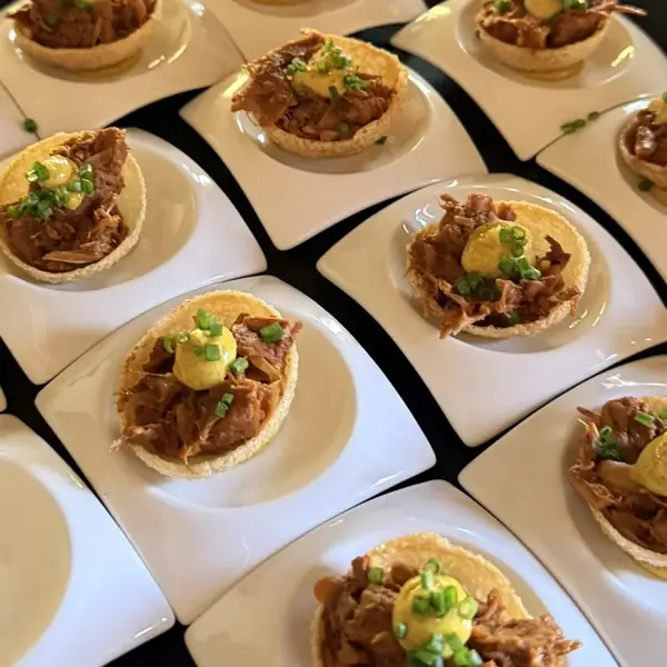 Luxe hartige hapjes van Jeff’s Catering op kleine bordjes